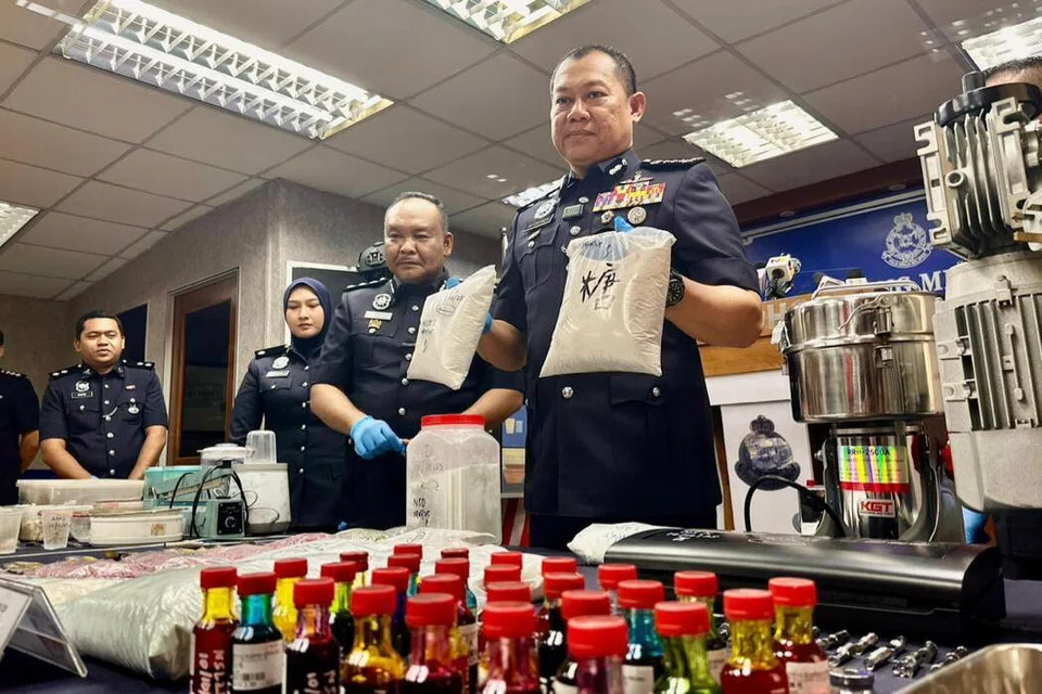 Ketua Polis Johor, Datuk Ab Rahaman Arshad, menunjukkan dadah yang dirampas oleh polis ketika serbuan di sekitar Johor Bahru.