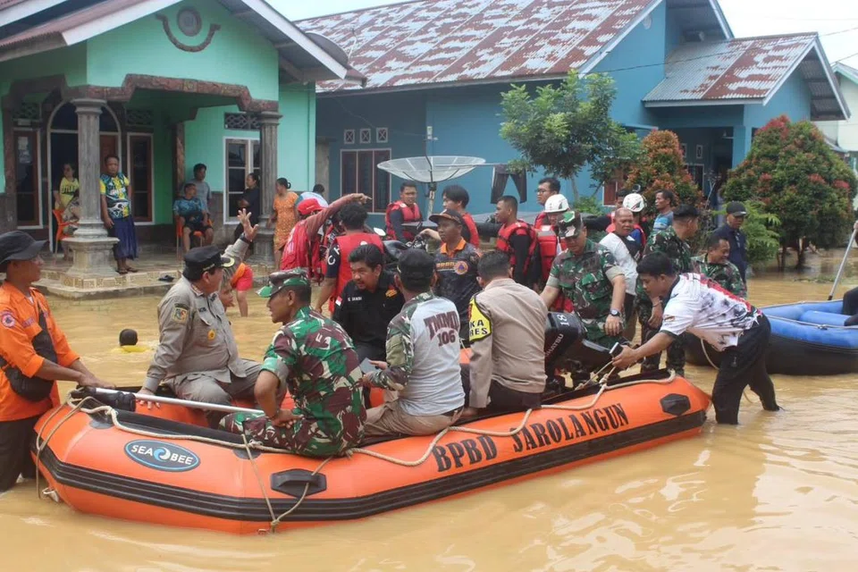 ANGKARA BANJIR:  Penduduk daerah  Sarolangun di Jambi yang dilanda banjir dibantu pindah ke tempat selamat. Dua orang maut  akibat banjir yang berpunca daripada hujan lebat sejak awal Januari. 