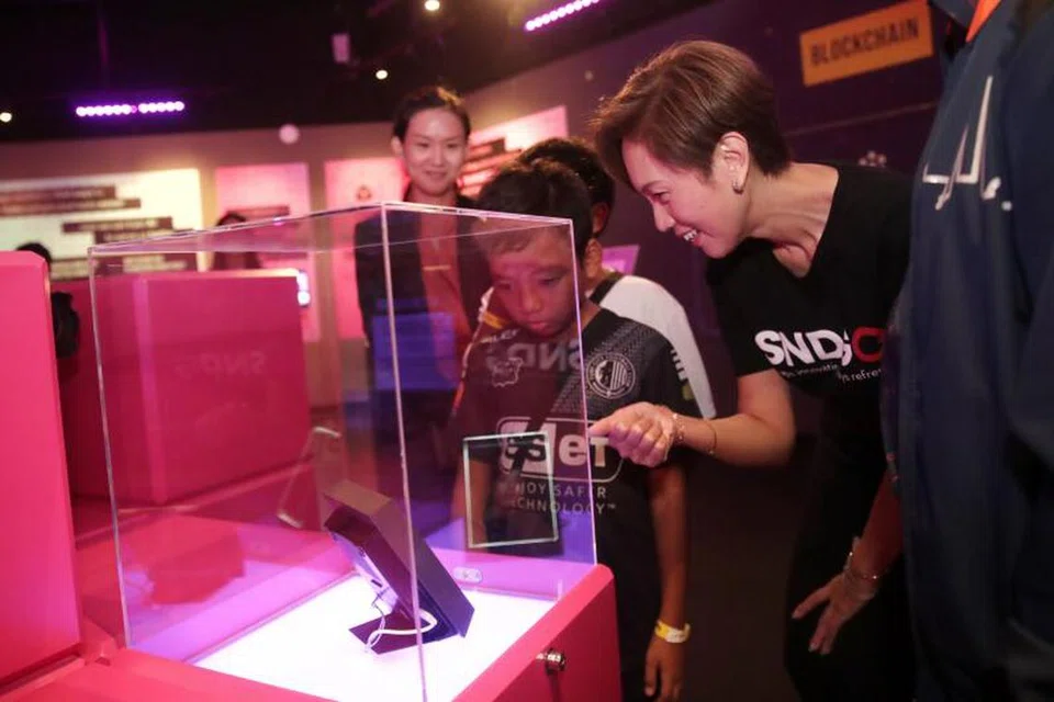 TINJAU TEKNOLOGI: Cik Josephine Teo mengunjungi pameran Smart Nation PlayScape di Pusat Sains Singapura pada Isnin.