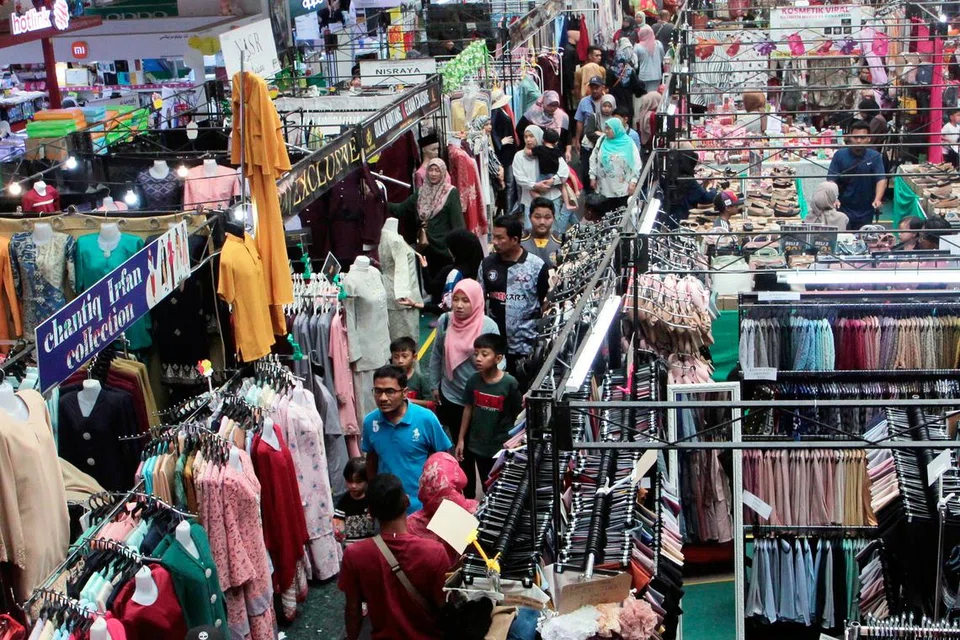 Orang ramai merebut peluang bercuti pada hujung minggu pada 31 Mac dengan membawa keluarga mereka keluar membeli pakaian Raya di pusat beli-belah Kuantan Parade bagi persiapan Lebaran.
