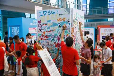 CINTA NEGARA: Peserta mengambil bahagian dalam lukisan mural semasa Pesta Kejiranan GetActive! di Stadium Bedok pada 5 Ogos  sempena sambutan Hari Kebangsaan.