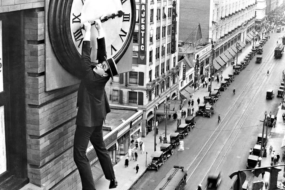 HAROLD LLOYD: Tergantung pada jam menara merupakan gambaran pelawak filem bisu, Harold Lloyd, yang terpahat dalam ingatan ramai. Ini merupakan petikan daripada filem ‘Safety Last!’ yang ditayangkan pada 1923.