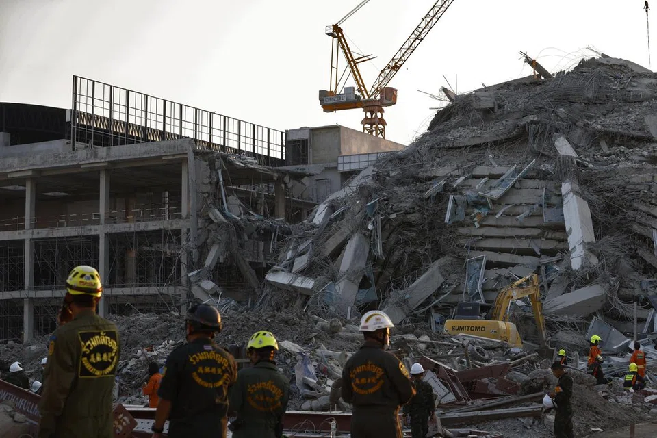 Pasukan penyelamat giat mencari mangsa yang terselamat di lokasi runtuhan sebuah bangunan susulan gempa bumi di Bangkok, Thailand, pada 28 Mac 2025. Menurut Institut Perubatan Kecemasan Kebangsaan, seramai 70 pekerja binaan dilaporkan hilang di tapak tersebut selepas gempa bumi bermagnitud 7.7 yang melanda Myanmar dan gegarannya turut dirasai di negara jiran, termasuk Thailand. 