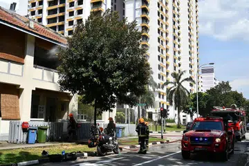 KEBAKARAN: Unit penghawa dingin teres warisan di Towner Road terbakar, sehingga asap berkepul-kepul keluar semalam. Mujur SCDF berjaya memadamkannya. - Foto THE STRAITS TIMES