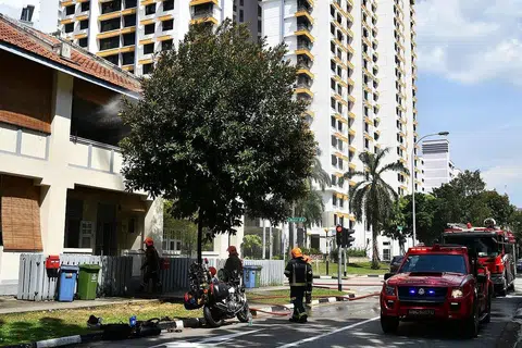KEBAKARAN: Unit penghawa dingin teres warisan di Towner Road terbakar, sehingga asap berkepul-kepul keluar semalam. Mujur SCDF berjaya memadamkannya. - Foto THE STRAITS TIMES