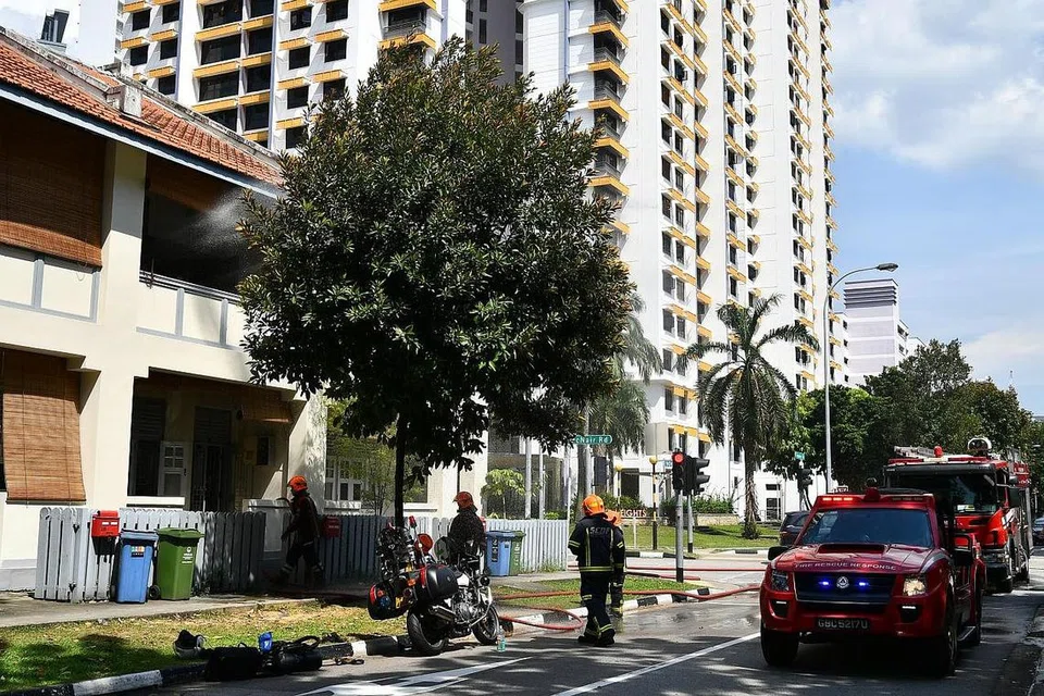 KEBAKARAN: Unit penghawa dingin teres warisan di Towner Road terbakar, sehingga asap berkepul-kepul keluar semalam. Mujur SCDF berjaya memadamkannya. - Foto THE STRAITS TIMES