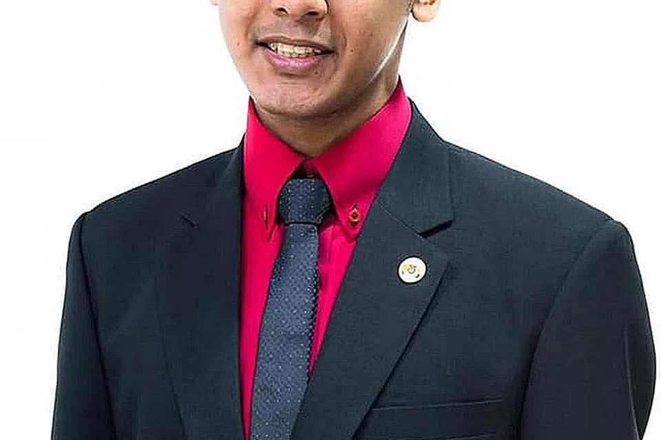 "Keselamatan siber memerlukan pengetahuan, pengawasan strategik dan kepakaran bagi melindungi pengguna dan tahap keselamatan ini perlu sentiasa dipertingkat... Secara amnya, kita perlu melindungi data pengguna dalam dunia siber. Ini disamping mengukuh kewibawaan sistem, kerahsiaan data dan penyediaan perkhidmatan yang selamat. Ketiga-tiga ini adalah faktor asas dalam mengurus keselamatan siber. - Encik Nazeer Basir (atas), Jurutera Operasi Awan di sebuah syarikat swasta yang tugasnya antara lain memastikan keselamatan sistem awan dan data pengguna IT terjamin.