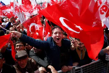 RAI KEMENANGAN: Penyokong Presiden Tayyip Erdogan mengibarkan bendera Turkey semasa perhimpunan yang diadakan di Istanbul pada 8 April lalu. Golongan penyokong meraih 51.4 peratus undi mengatasi golongan penentang yang mendapat 48.6 peratus undi. - Foto REUTERS