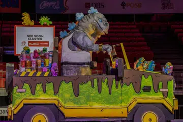 Kereta berhias ‘Kopisaurus Ride’, menampilkan dinosaur yang sedang menyajikan pelbagai minuman kopitiam sebagai penghormatan kepada kekayaan budaya kedai kopi di Singapura.