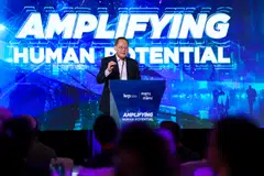 Menteri Tenaga Manusia, Dr Tan See Leng, melancarkan Indeks Peluang Singapura semasa Forum ‘People Behind People 2025’ pada 14 Oktober.