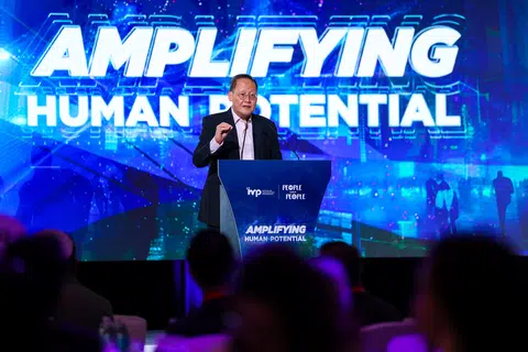 Menteri Tenaga Manusia, Dr Tan See Leng, melancarkan Indeks Peluang Singapura semasa Forum ‘People Behind People 2025’ pada 14 Oktober.