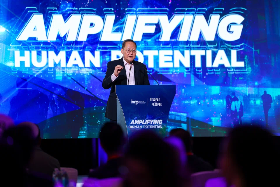 Menteri Tenaga Manusia, Dr Tan See Leng, melancarkan Indeks Peluang Singapura semasa Forum ‘People Behind People 2025’ pada 14 Oktober.