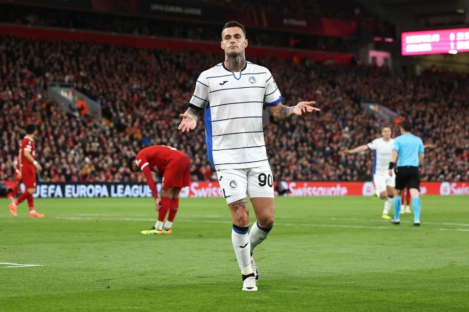 Pemain Atalanta, Gianluca Scamacca jaringkan dua gol dalam aksi suku akhir pertama Liga Europa menentang Liverpool di Anfield. (Gambar sisipan) Kapten dan pemain pertahanan Liverpool, Virgil van Dijk, kelihatan kecewa.