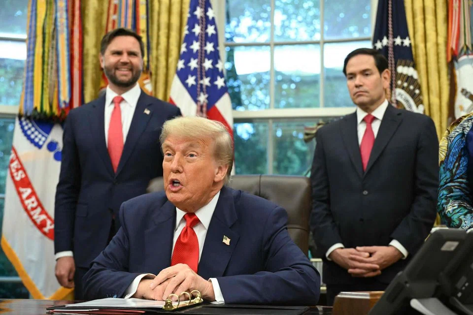 Presiden Amerika Syarikat Donald Trump (tengah) buat pertama kali menyatakan sokongan paling jelas terhadap Naib Presidennya, JD Vance, (kir) sebagai calon utama bagi meneruskan kepimpinan gerakan MAGA. Beliau turut mencadangkan kemungkinan gandingan antara Vance dan Setiausaha Negara, Marco Rubio, (kanan) untuk tiket Republikan yang lebih mantap.