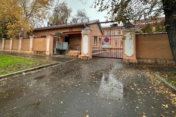 Pemandangan pintu masuk ke kawasan institut penyelidikan penyakit di Irkutsk, Russia, pada 6 Oktober 2026. Pihak berkuasa Russia menafikan langkah khas bagi membendung penyakit pneumonia itu sedang dilaksanakan selepas seorang kakitangan makmal dilaporkan meninggal dunia, sementara Amerika Syarikat dan Pertubuhan Kesihatan Sedunia (WHO) mendesak Moscow memberikan maklumat lebih telus mengenai kejadian tersebut.