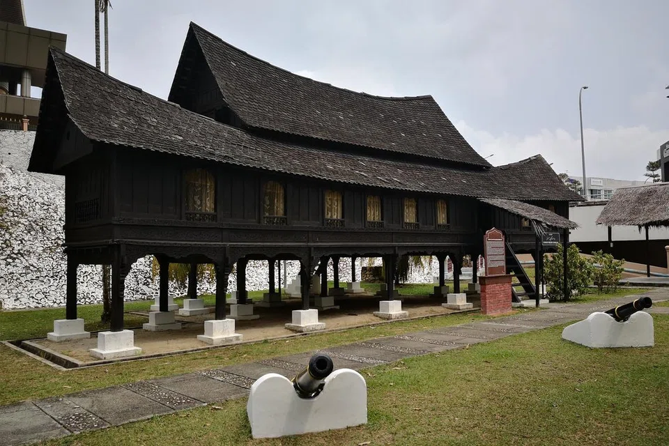 Teratak Za’ba yang dibina dan dibuka pada 2001 di atas tanah milik tokoh ilmuan Negeri Sembilan, Allahyarham Tan Sri Zainal Abidin Ahmad yang juga dikenali sebagai Pendeta Za’ba, di Batu Kikir, menghimpunkan sejarah mengenai Pendeta Za’ba.