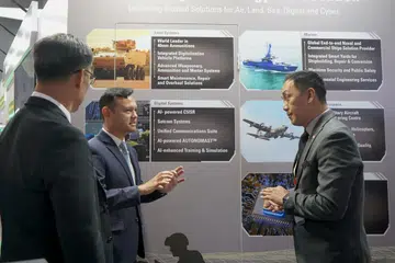 Encik Zaqy Mohamad (tengah) mengunjungi reruai ST Engineering di Ekspo Pertahanan Antarabangsa Vietnam (Videx) di Hanoi, Vietnam.                       