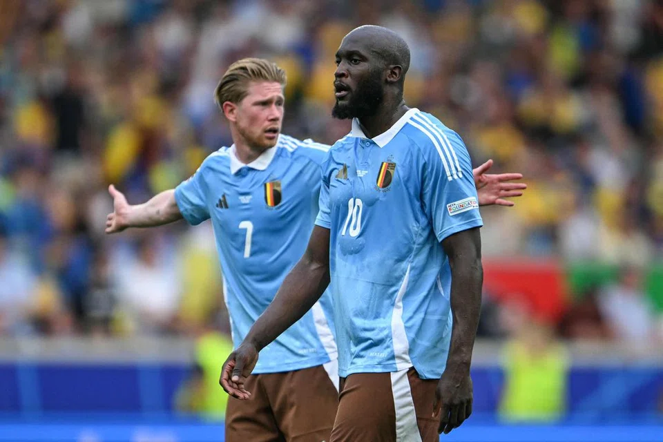 Pemain Belgium Romelu Lukaku (kanan) dan Kevin de Bruyne ketika beraksi apabila Belgium seri 0-0 menentang Ukraine untuk mara ke pusingan 16 terakhir Euro 2024