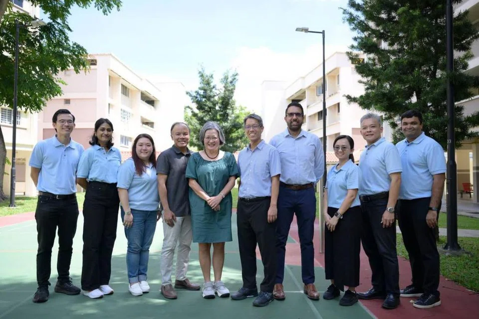 Wajah baru WP, Encik Kenneth Tiong (kiri) dan Encik Jimmy Tan (dua dari kanan) bersama sukarelawan WP dan AP GRC Aljunied Encik Faisal Manap (empat dari kiri), Cik Sylvia Lim (lima dari kiri), Encik Gerald Giam (lima dari kanan), dan Encik Pritam Singh (empat dari kanan).