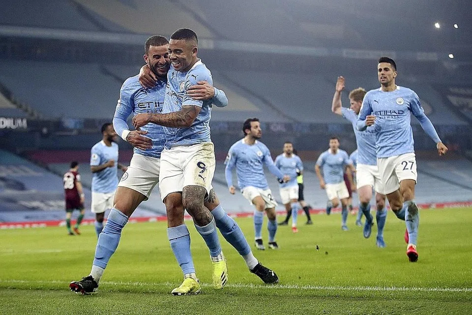 LANJUTKAN REKOD KEMENANGAN: Gabriel Jesus (seluar nombor 9) meraikan gol keduanya yang meletak Manchester City di depan Wolves semula 2-1 di Stadium Etihad kelmarin. - Foto EPA-EFE