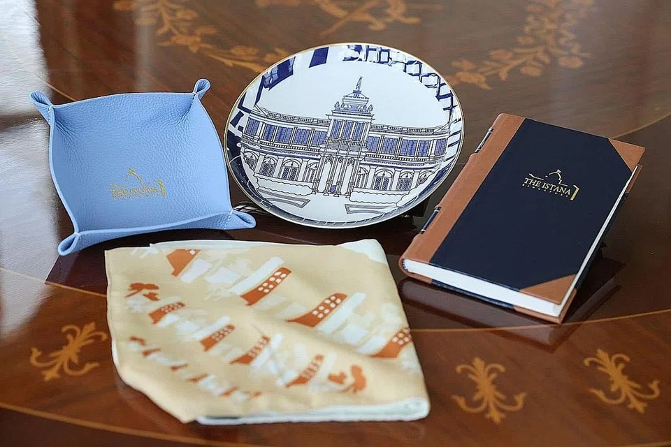 RENCAM: Daripada jurnal yang dijilid dengan tangan hingga ke selendang dengan lakaran oleh artis yang cacat penglihatan, Istana telah memberikan hadiah yang dihasilkan golongan kurang upaya kepada orang kenamaan yang datang melawat Singapura secara rasmi. - Foto FACEBOOK/PRESIDEN HALIMAH YACOB