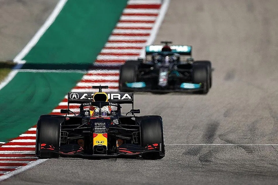 BEZA HANYA 1.3 SAAT: Max Verstappen melintasi garisan penamat hanya kira-kira 1.3 saat lebih dulu daripada Lewis Hamilton dalam antara perlumbaan paling sengit pada musim F1 ini.