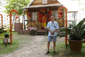KABIN TAHUN BARU CINA: Encik Tan mengubah kabin yang sebelum ini bertemakan Krismas dan kini menghiasnya berdasarkan tema Tahun Baru Cina. - Foto BH oleh SAHIBA CHAWDHARY