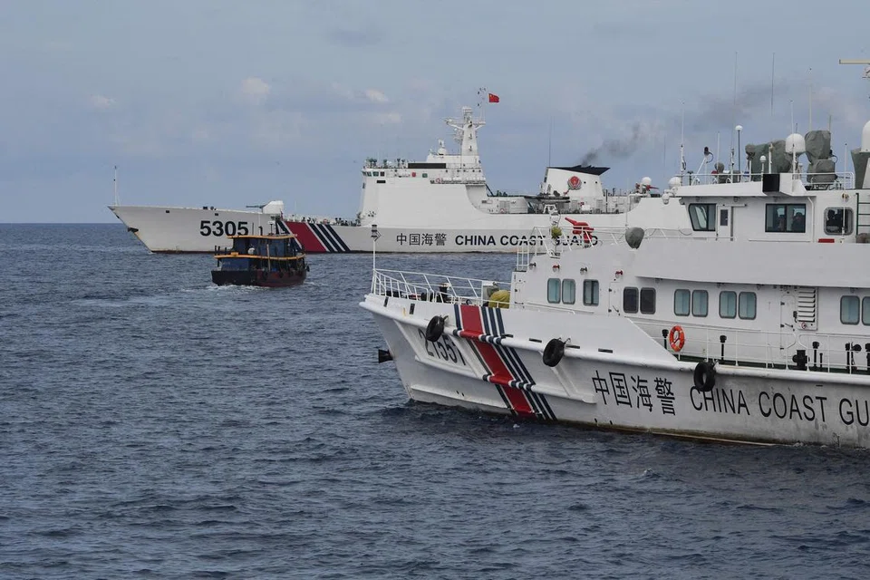 TINDAKAN AGRESIF: Dua kapal pengawal pantai China dilihat sedang memantau bot awam yang disewa tentera laut Filipina untuk menghantar bekalan kepada kapal tentera laut Filipina BRP Sierra Madre di Laut China Selatan pada 22 Ogos. 