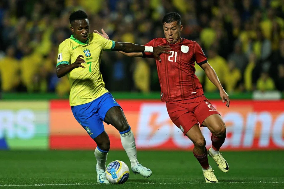 Vinicius Junior (kiri) ligat beraksi di padang dan sukar dibendung pemain lawan seperti yang dipamerkannya semasa menyarung jersi pasukan negaranya, Brazil, menentang Ecuador. 