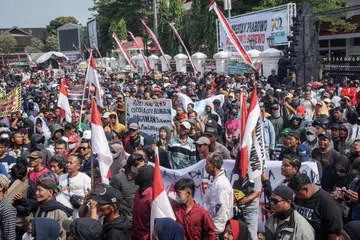 Penunjuk perasaan berhimpun menuntut pemecatan Bupati atau Pemangku Raja Sudewo ekoran kenaikan cukai tanah dan bangunan sebanyak 250 peratus di Pati, Jawa Tengah, pada 13 Ogos.