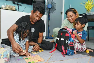 BUAT KERJA SAMBILAN: Encik Shahrin Othman bekerja dan berkorban demi anak-anaknya. Beliau mengambil kerja sambilan pada hujung minggu untuk bantu menyara perbelanjaan keluarga.