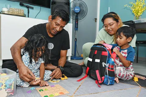 BUAT KERJA SAMBILAN: Encik Shahrin Othman bekerja dan berkorban demi anak-anaknya. Beliau mengambil kerja sambilan pada hujung minggu untuk bantu menyara perbelanjaan keluarga.