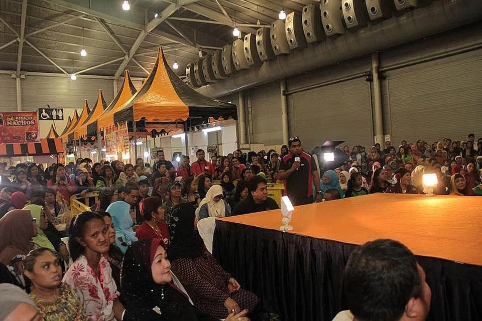 PERLU BUAT PENYESUAIAN: Pemilik Orange, Encik Syah Ibrahim, semasa di salah sebuah acara anjuran syarikatnya sebelum pandemik Covid-19. Norma baru bererti usahawan seperti beliau perlu memikirkan cara baru bagi menjangkau lebih ramai pelanggan. - Foto ORANGE EVENTS & MEDIA PTE LTD 
