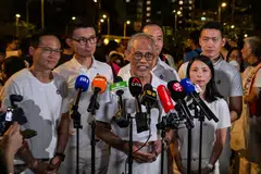 Calon pasukan Parti Tindakan Rakyat (PAP) GRC Tampines, Encik Masagos Zulkifli Masagos Mohamad (tengah), berkata pasukannya telah bekerjasama rapat dengan penduduk untuk membangunkan kawasan itu sehingga menjadi seperti hari ini. Semasa melawat Blok 633, Tampines North Drive 2 pada 30 April, beliau ditemani anggota pasukannya di GRC Tampines (dari kanan) Encik David Neo, Dr Charlene Chen, Dr Koh Poh Koon, Encik Baey Yam Keng, dan calon SMC Tampines Changkat, Encik Desmond Choo.