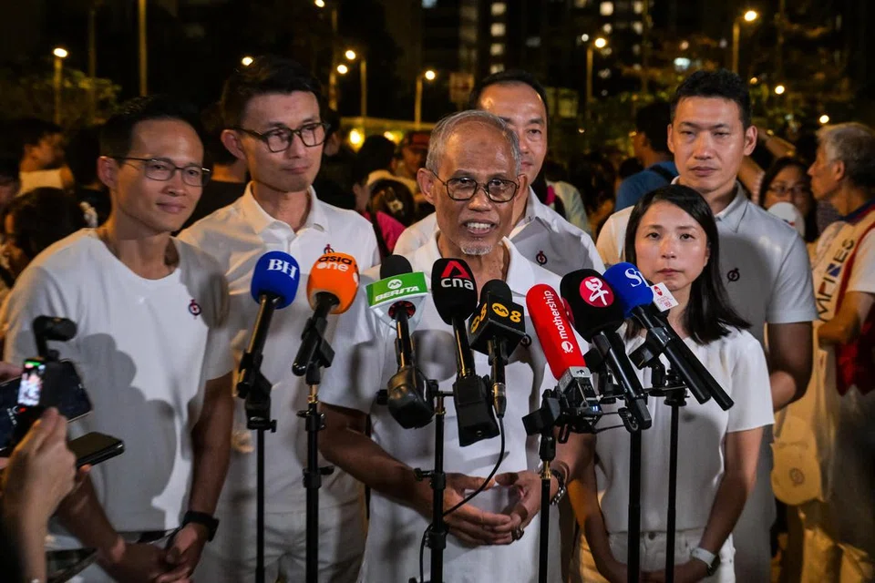 Calon pasukan Parti Tindakan Rakyat (PAP) GRC Tampines, Encik Masagos Zulkifli Masagos Mohamad (tengah), berkata pasukannya telah bekerjasama rapat dengan penduduk untuk membangunkan kawasan itu sehingga menjadi seperti hari ini. Semasa melawat Blok 633, Tampines North Drive 2 pada 30 April, beliau ditemani anggota pasukannya di GRC Tampines (dari kanan) Encik David Neo, Dr Charlene Chen, Dr Koh Poh Koon, Encik Baey Yam Keng, dan calon SMC Tampines Changkat, Encik Desmond Choo.