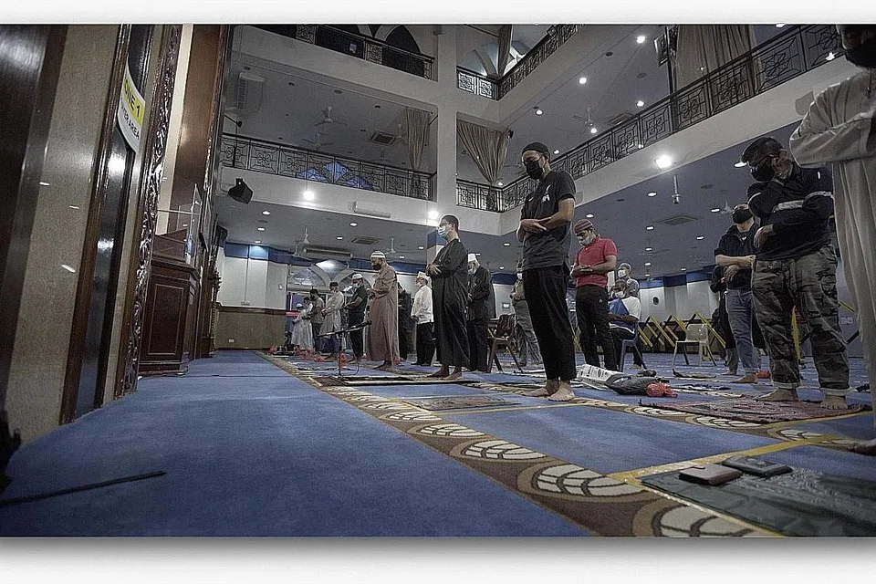 TERUBAT RINDU: Encik Abdul Ghani Mohamed bersiap untuk ke Masjid Al-Istighfar bagi menunaikan solat tarawih, dan gembira akhirnya beliau dapat menunaiklan solat itu berjemaah di masjid (berjubah hitam dalam gambar atas), setelah tidak dapat melakukannya tahun lalu disebabkan sekatan pemutus litar jangkitan Covid-19. - Foto BH oleh IQBAL FAIZAL