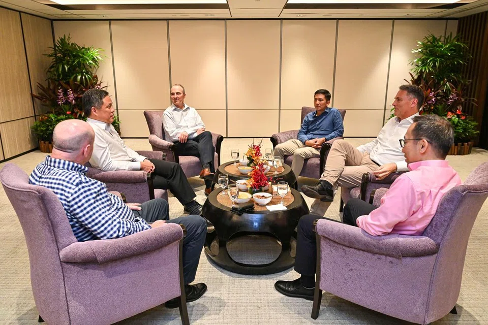 Timbalan Perdana Menteri merangkap Menteri Pertahanan Australia, Encik Richard Marles (dua dari kanan), bertemu Menteri Pertahanan, Encik Chan Chun Sing (dua dari kiri), pada 1 Jun ketika beliau berada di Singapura bagi menghadiri Dialog Shangri-La.