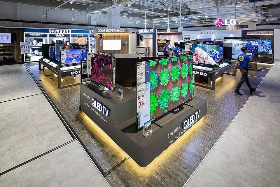 PELBAGAI PILIHAN: Para pelanggan yang membeli peralatan, perabot dan perkakas rumah untuk kediaman mereka layak mendapatkan sistem penyaman udara percuma bernilai sehingga $3,199 dengan perbelanjaan minimum. - Foto COURTS