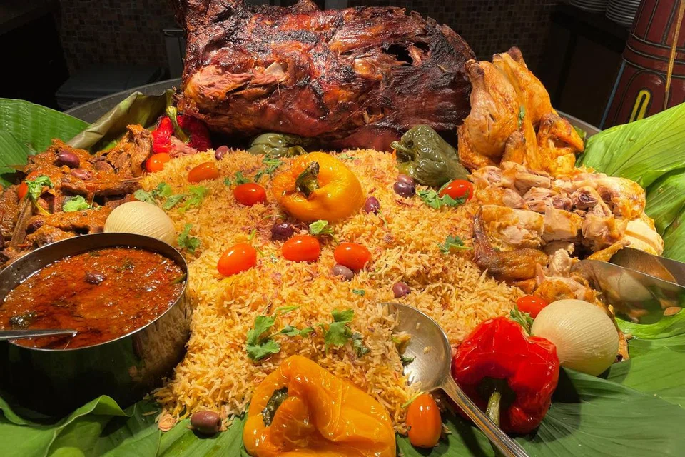Kambing Panggang Berempah yang dimasak perlahan, hasil kurasi Cef Ariff Mohamad, dihidang bersama nasi Arab.