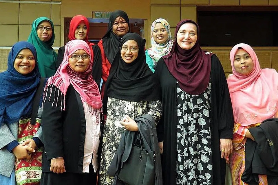 BERANI MENCUBA: Beliau (gambar atas dua dari kanan), yang kini bertugas sebagai pensyarah di Pusat Kajian Tinggi Islam, Sains dan Peradaban (CASIS)- Universiti Teknologi Malaysia (UTM), berkongsi ilmu dan pengalamannya dengan para penuntut CASIS-UTM.