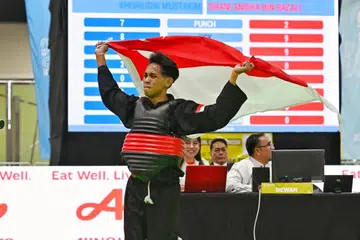 Dhani Andika Razali (kiri)  meraih pingat emas pertama bagi Silat negara setelah menundukkan seteru dari Indonesia, Khoirudin Mustakim, dengan keputusan 41-21 dalam pertarungan sengit Kelas bawah 45kg.