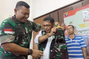 Anggota tentera Indonesia, yang ditempatkan untuk mengawal kawasan sempadan Indonesia-Malaysia di Kalimantan Barat, mempergiat penglibatan tokoh dan anggota masyarakat tempatan, dalam perang mereka terhadap dadah.
