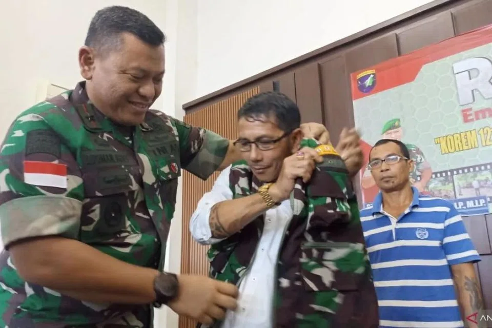 Anggota tentera Indonesia, yang ditempatkan untuk mengawal kawasan sempadan Indonesia-Malaysia di Kalimantan Barat, mempergiat penglibatan tokoh dan anggota masyarakat tempatan, dalam perang mereka terhadap dadah.