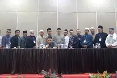 Pemimpin kanan Jemaah Islamiyah (JI) Indonesia, Abu Rusdan (duduk), bersama anggota lain mengisytiharkan bahawa kumpulan militan itu telah dibubarkan.