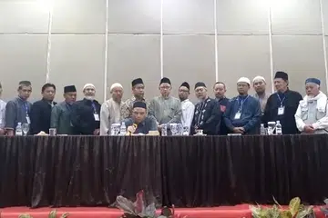 Pemimpin kanan Jemaah Islamiyah (JI) Indonesia, Abu Rusdan (duduk), bersama anggota lain mengisytiharkan bahawa kumpulan militan itu telah dibubarkan.