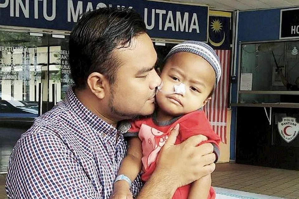 RAMADAN YANG PILU: Anggota kumpulan nasyid UNIC, Bazli Hazwan Osman, kehilangan anak sulungnya, Muhammad Syahid, yang meninggal dunia baru-baru ini kerana derita penyakit barah. - Foto MSTAR