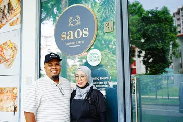 PENGASAS SAOS: Saos diasaskan oleh pasangan suami isteri, Cik Siti Haslina Hussin dan Encik Herman Mohd Hashim, dengan konsep makan ‘shell out’.