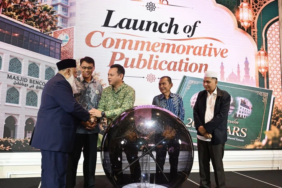 Pemangku Menteri Bertanggungjawab bagi Ehwal Masyarakat Islam, Encik Zaqy Mohamad (tengah) bersalaman dengan Pengerusi Kehormat Masjid Bencoolen, Mohamed Rafeeq Mohamed Yusoof (kiri) semasa pelancaran buku bertajuk ‘Masjid Bencoolen 200 Tahun – Meraikan Dua Abad Keimanan dan Khidmat sejak 1825’ di Majlis Sambutan Ulang Tahun ke-200 Masjid Bencoolen yang diadakan di Orchard Hotel pada 18 Oktober. Turut bersamanya adalah Presiden Majlis Ugama Islam Singapura (MUIS), Encik Mohamed Saat Abdul Rahman (dua dari kanan) dan Ketua Eksekutif MUIS, Encik Kadir Maideen (dua dari kiri) dan Naib Pengerusi Masjid Bencoolen, Encik Mohamed Abdul Jaleel (kanan).