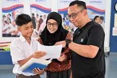 SUMBER SOKONGAN: Sokongan kuat daripada ibunya, Cik Nur Aini Rasul (tengah), dan bapa, Encik Mohd Andishahril Malek (kanan), menjadi pembakar semangat bagi Muhammad Adiel, mengatur langkah memberikan yang terbaik dalam pelajaran dan penyertaannya dalam silat. 