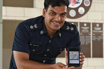 INOVASI DIIKTIRAF: Timbalan Superintendan Polis, Encik Mohamad Faizal Nazeer Mudin dan pasukannya dari Divisyen Tengah Pasukan Polis Singapura (SPF) yang mencipta peta digital ‘Crowd@MarinaBay’, adalah antara 123 penerima anugerah semasa Majlis Penyampaian Anugerah Menteri pada Jumaat. 